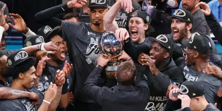 Victor Wembanyama celebrates after Spurs clinch Western Conference title - AP Photo/nate Billings