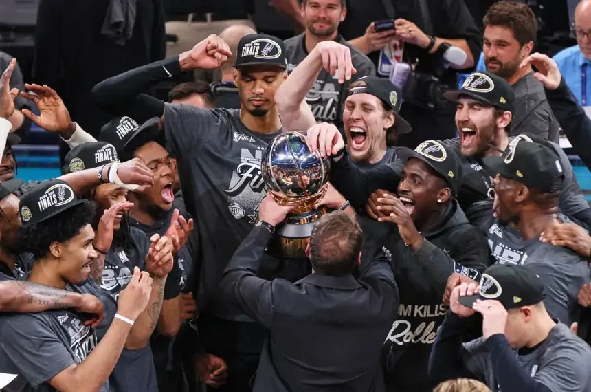 Victor Wembanyama celebrates after Spurs clinch Western Conference title - AP Photo/nate Billings