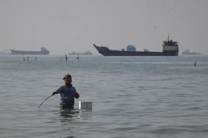 US naval operations guiding ships through Strait of Hormuz - Razieh Poudat/ISNA via AP
