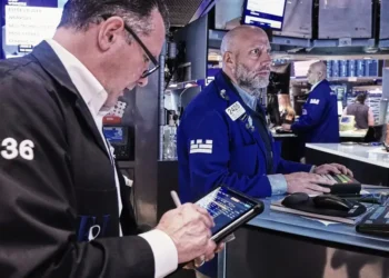 Traders monitor U.S. stock market gains as oil prices decline - AP Photo/Richard Drew