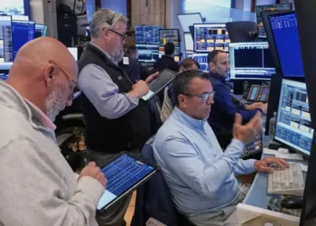 Traders on NYSE as oil prices fluctuate amid geopolitical tensions - AP Photo/Richard Drew