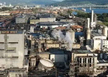 Emergency crews respond to chemical tank rupture at Washington paper mill - Karen Ducey/The Seattle Times via AP
