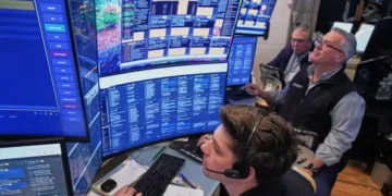 Wall Street rally fueled by falling oil prices - AP Photo/Richard Drew