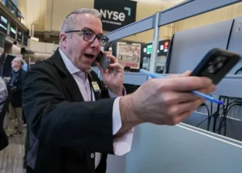 Traders monitor U.S. stock indexes amid falling oil prices - AP Photo/Richard Drew