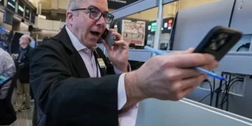 Traders monitor U.S. stock indexes amid falling oil prices - AP Photo/Richard Drew