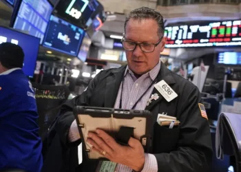 Traders monitor markets as oil prices rise and stocks advance - AP Photo/Richard Drew