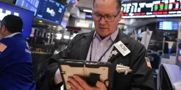 Traders monitor markets as oil prices rise and stocks advance - AP Photo/Richard Drew