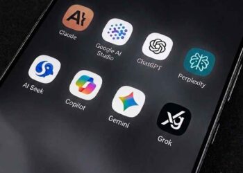 AI chatbot applications displayed on a smartphone screen. — Photo: JournosNews (File)