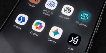 AI chatbot applications displayed on a smartphone screen. — Photo: JournosNews (File)