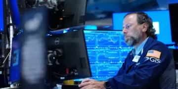 Traders monitor U.S. stock market as AI shares lift major indexes higher. - AP Photo/Seth Wenig