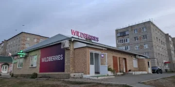 View of a commercial building along Lenina Street in Uchaly, Bashkortostan, Russia.