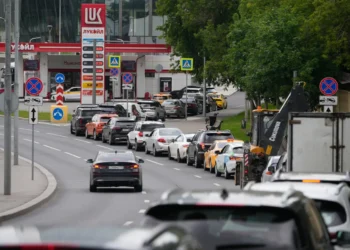 Vehicles wait in long queues outside Russian fuel stations amid shortages - AP Photo/Pavel Bednyakov