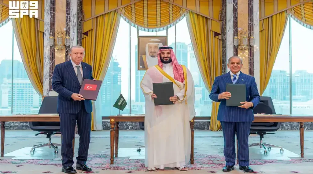 Saudi Crown Prince, Turkish President and Pakistani Prime Minister attend the signing of a joint defense agreement in Makkah.