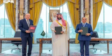 Saudi Crown Prince, Turkish President and Pakistani Prime Minister attend the signing of a joint defense agreement in Makkah.