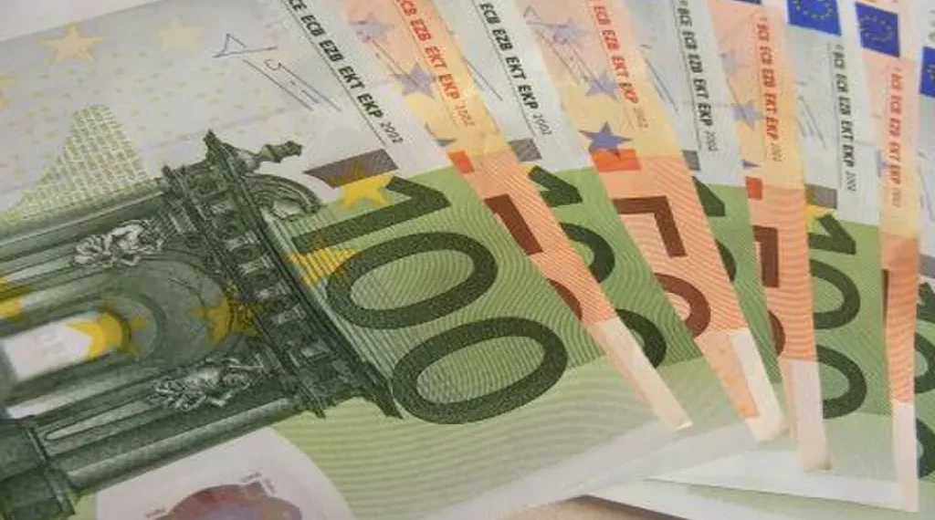 100 euro banknote displayed as a currency reference image, showing the denomination and design of the euro currency.
