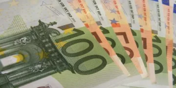 100 euro banknote displayed as a currency reference image, showing the denomination and design of the euro currency.