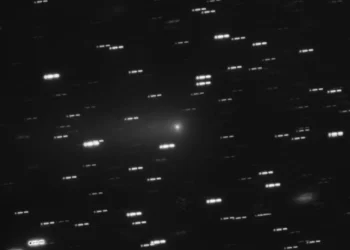 Interstellar comet 3I/ATLAS photographed by ESO’s Very Large Telescope, with stars appearing as trails in the background.