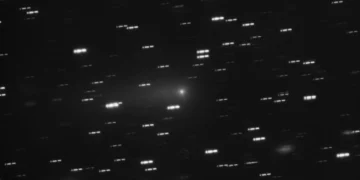 Interstellar comet 3I/ATLAS photographed by ESO’s Very Large Telescope, with stars appearing as trails in the background.