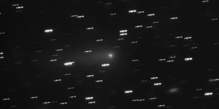 Interstellar comet 3I/ATLAS photographed by ESO’s Very Large Telescope, with stars appearing as trails in the background.
