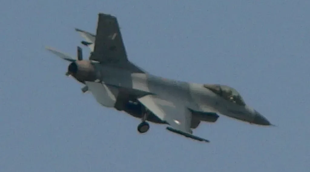 Pakistan Air Force F-16A fighter aircraft approaches the runway at Lahore on September 5, 2006.