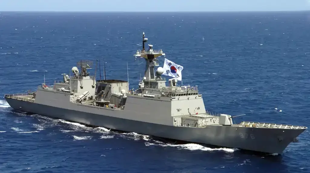 ROKS Munmu the Great, a South Korean naval ship, sails in formation during RIMPAC 2006 in the Pacific Ocean off Hawaii.