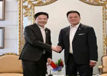 Two prime ministers shake hands during the Thailand–Singapore Leaders’ Retreat at a government venue in Bangkok.