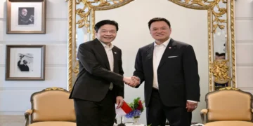 Two prime ministers shake hands during the Thailand–Singapore Leaders’ Retreat at a government venue in Bangkok.