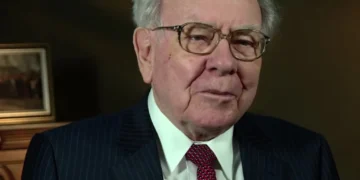 Photograph of Warren Buffett at the 2015 SelectUSA Investment Summit, held in the United States on April 17, 2015.