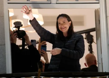 María Corina Machado greets a crowd from the front balcony of the Grand Hotel in Oslo, Norway, during Nobel Week in the early hours of December 11, 2025.