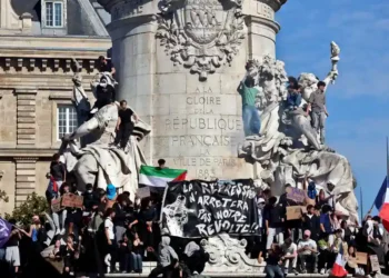 Students take part in a demonstration in Paris, France, on October 6, 2026, photographed by FreCha.