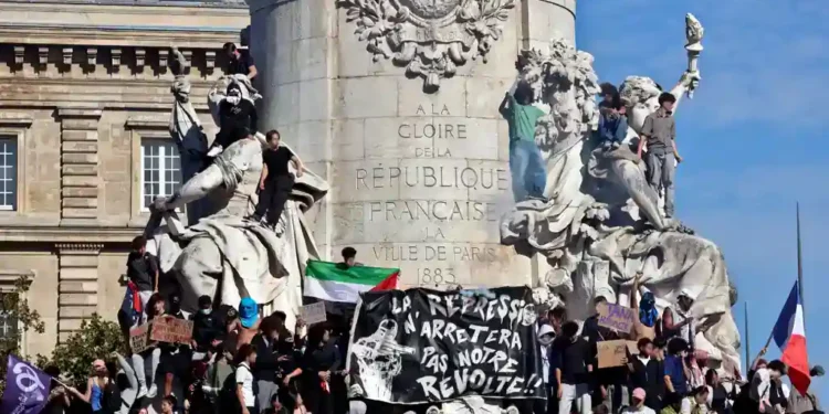 Students take part in a demonstration in Paris, France, on October 6, 2026, photographed by FreCha.
